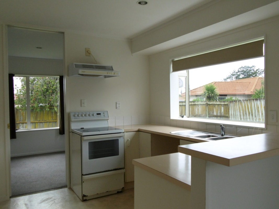 8 Waylen Place, Burswood, Auckland - Carousel 2