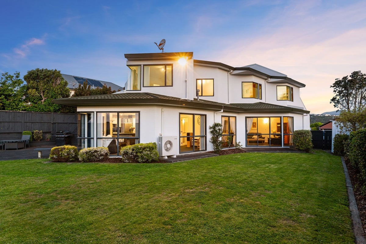 21 Joseph Banks Drive, Whitby, Porirua - Carousel 1
