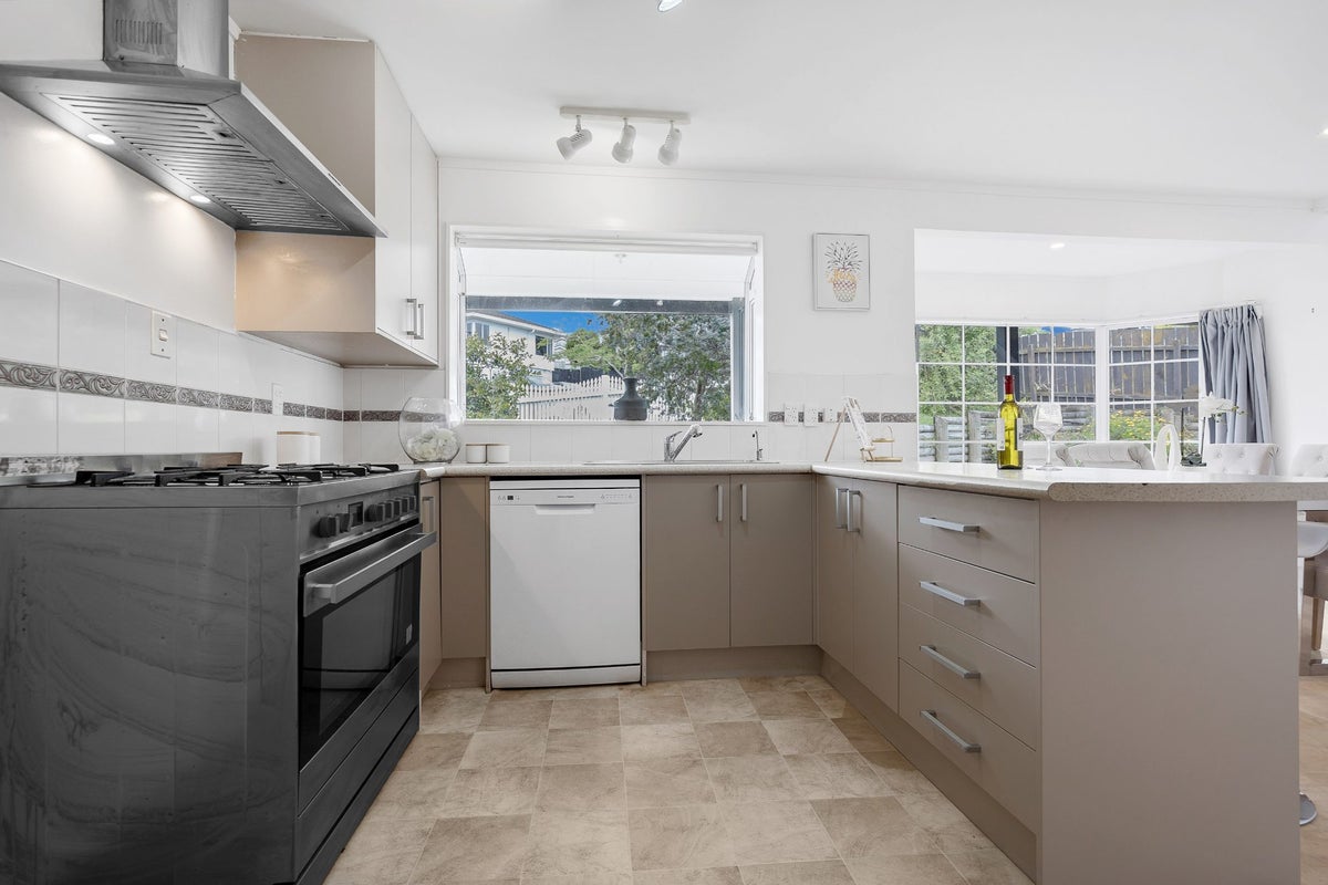 2/2 Lesa Annis Place, Henderson, Auckland - Carousel 25