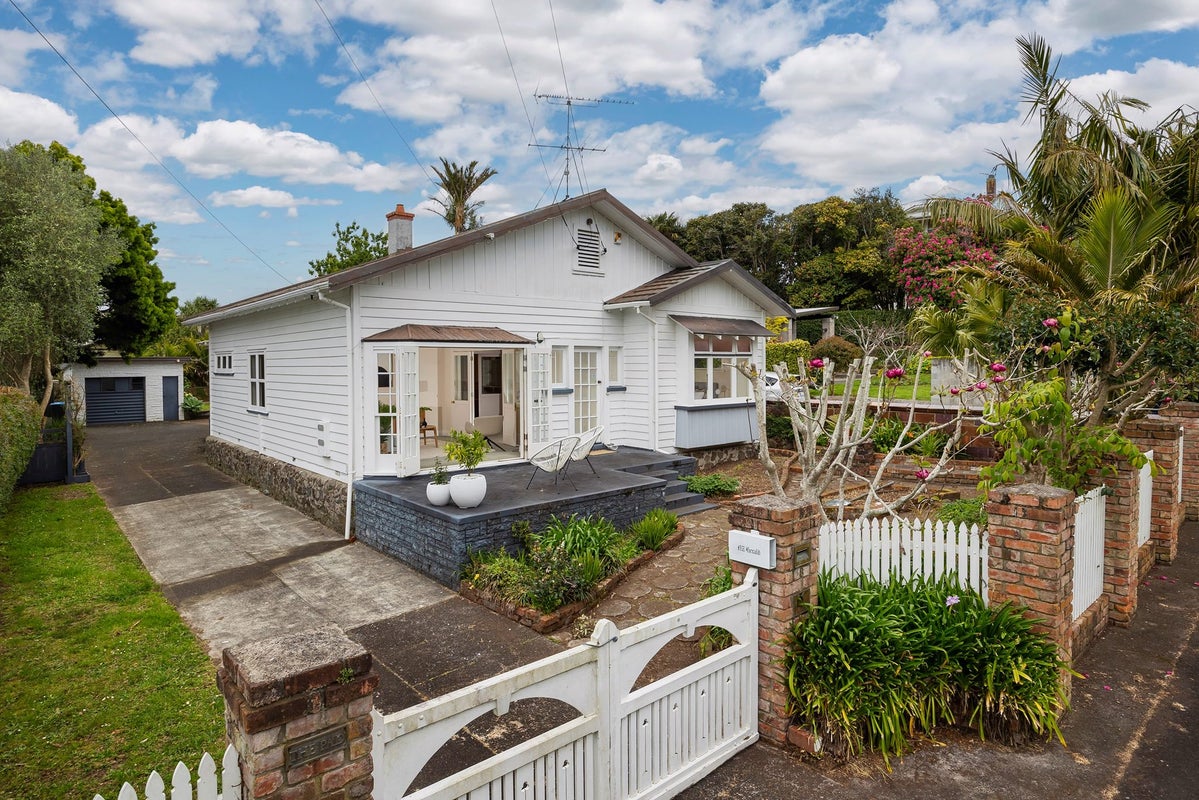 8 Violet Street, Mount Albert, Auckland - Carousel 1