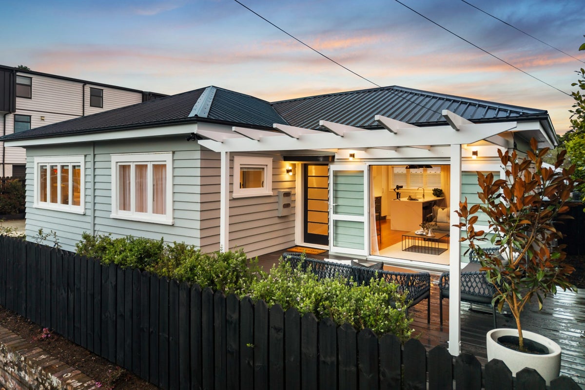 111 Kiwi Road, Point Chevalier, Auckland City, Auckland - Carousel 1