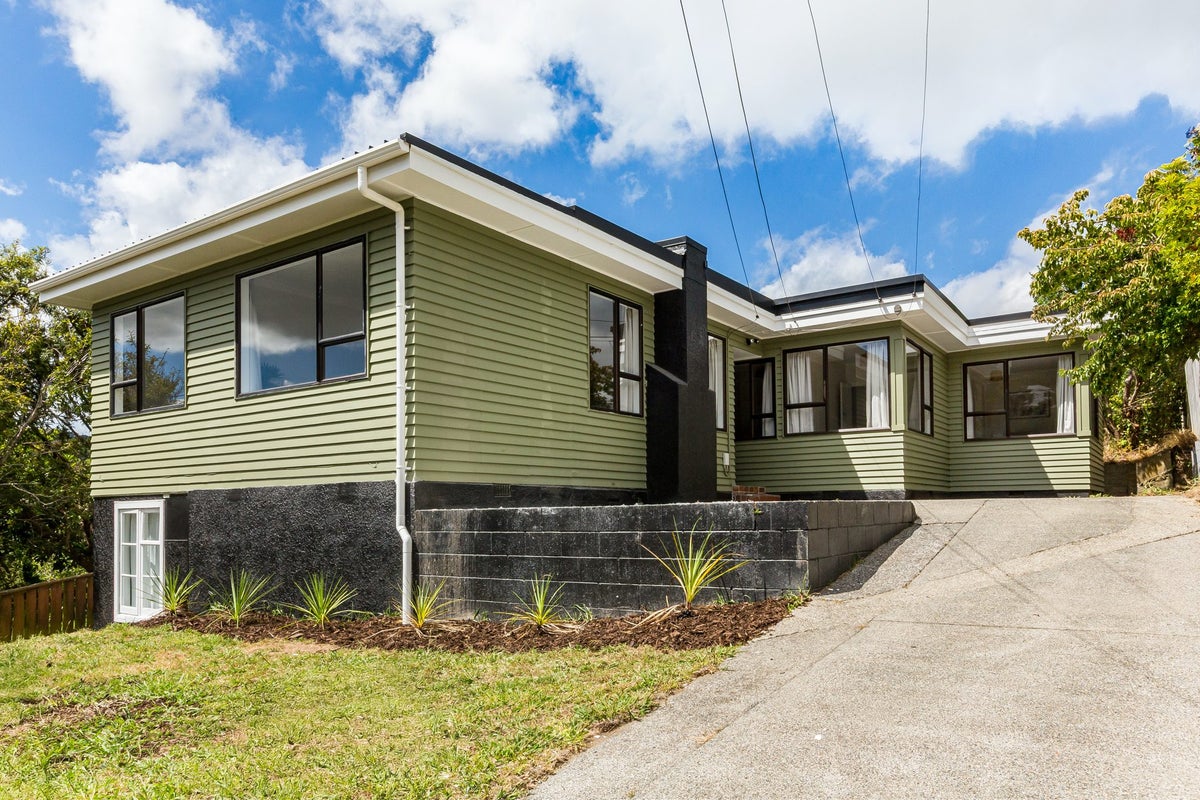25 Lincoln Avenue, Tawa, Wellington - Carousel 1