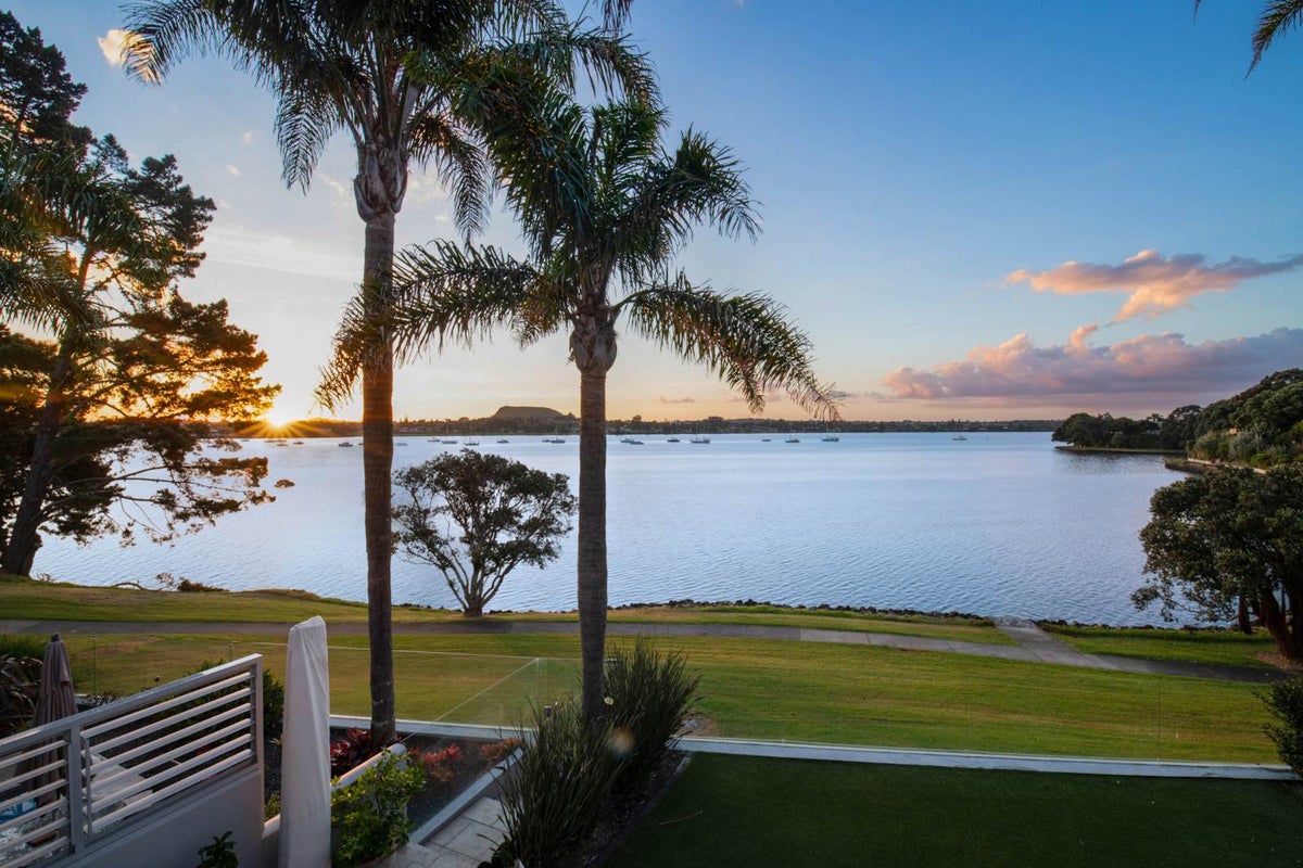 2/103 Fisher Parade, Sunnyhills, Auckland - Carousel 1