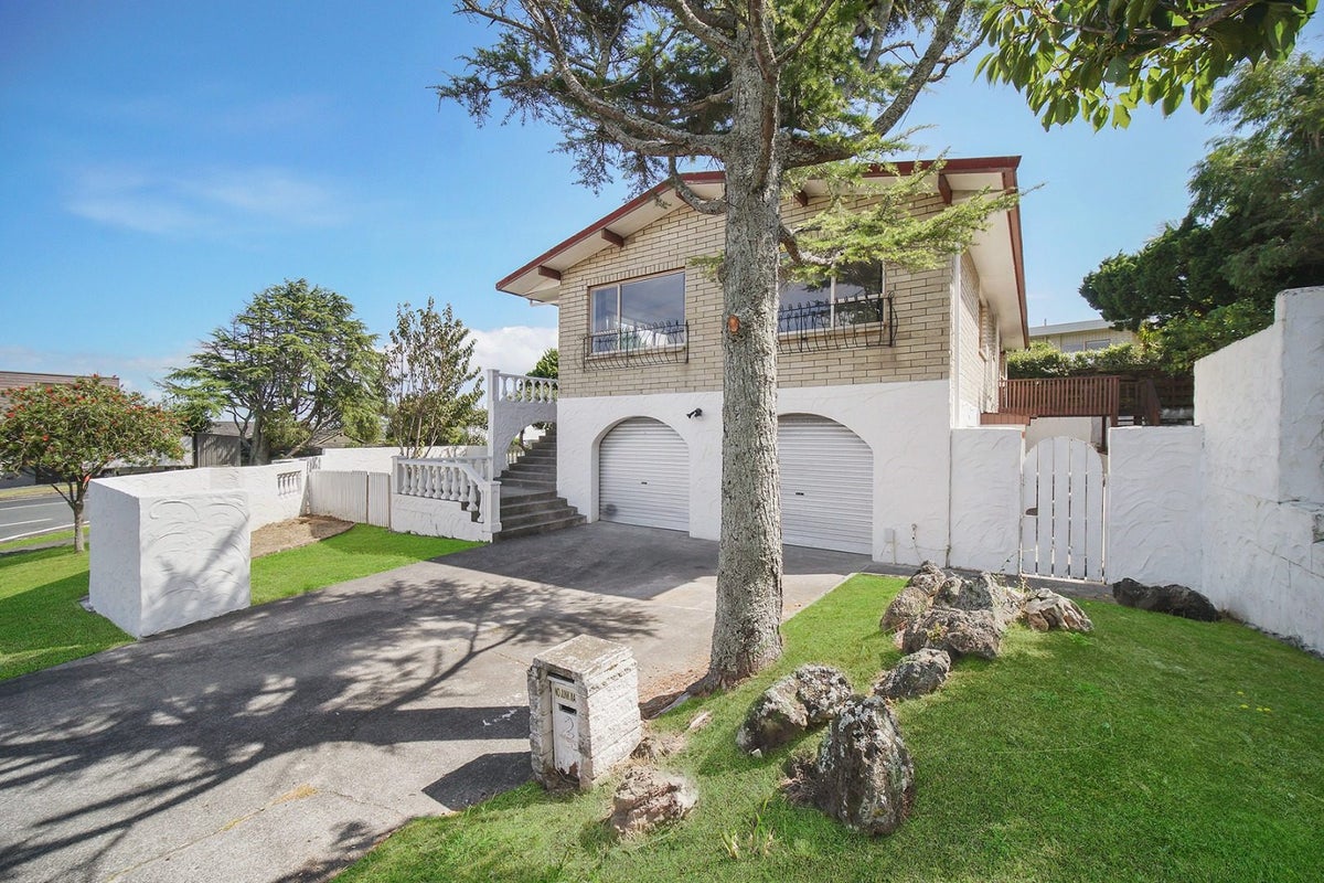 2 Icarus Place, Half Moon Bay, Auckland - Carousel 1