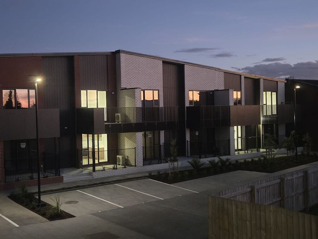 12 Humphreys Place, Mangere, Auckland - Carousel 1