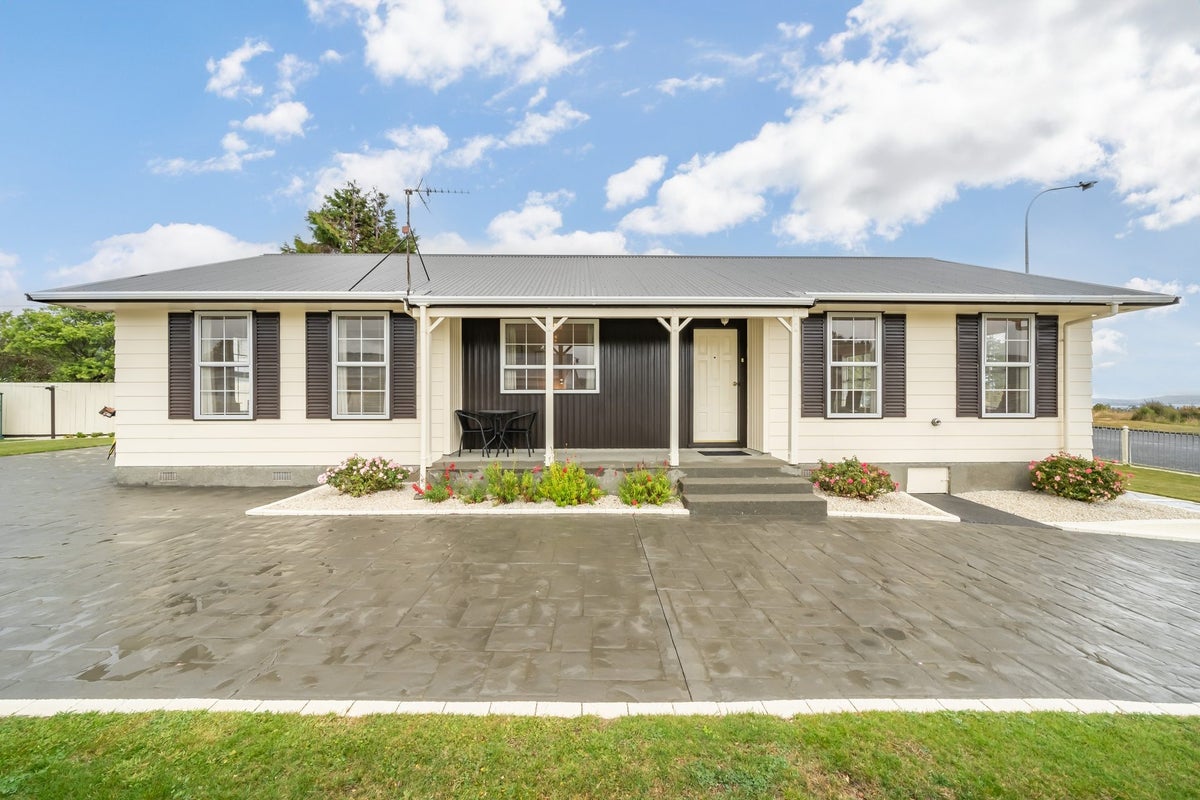 9 Shaftesbury Grove, Stokes Valley, Lower Hutt - Carousel 1