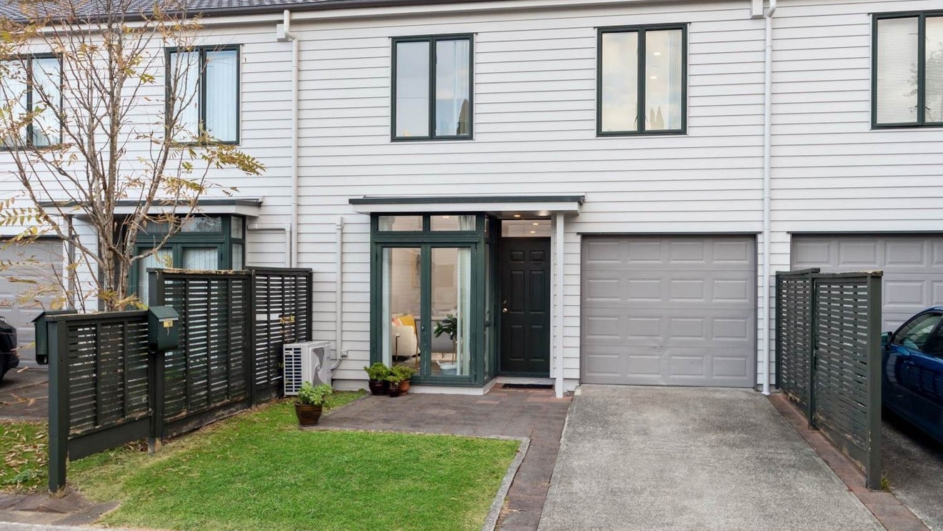 9/1 Ambrico Place, New Lynn, Auckland - Carousel 1