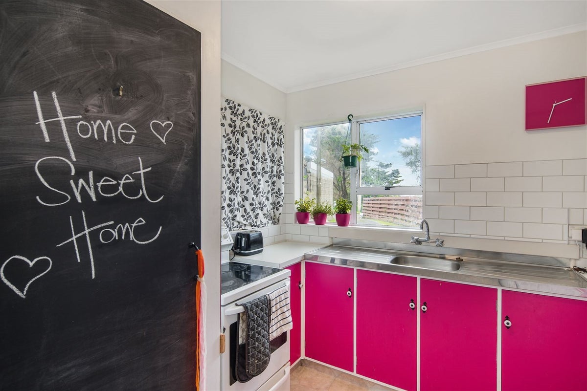 18A Robert Street, Newlands, Wellington - Carousel 2