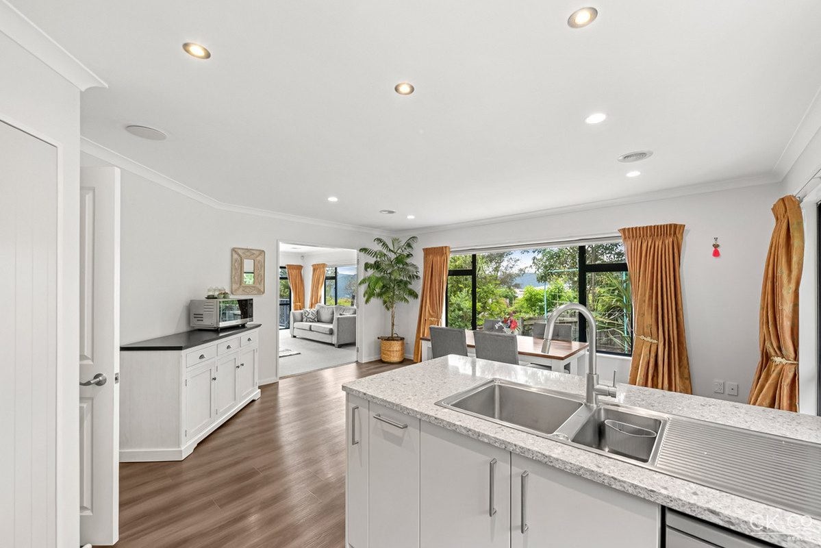9 Fernridge Way, Tirohanga, Lower Hutt - Carousel 2