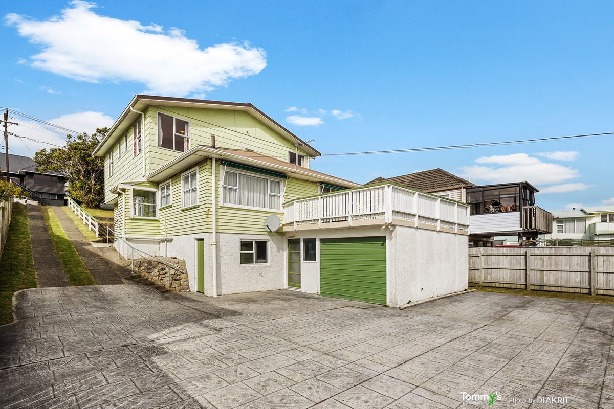 15 Warrington Grove, Newlands, Wellington - Carousel 1