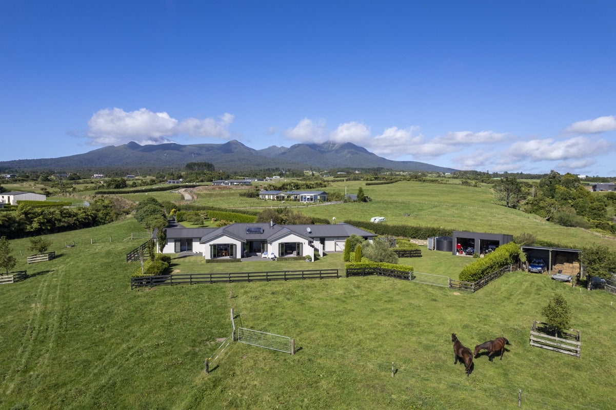 60 Maunga Heights, Hurworth, New Plymouth - Carousel 1