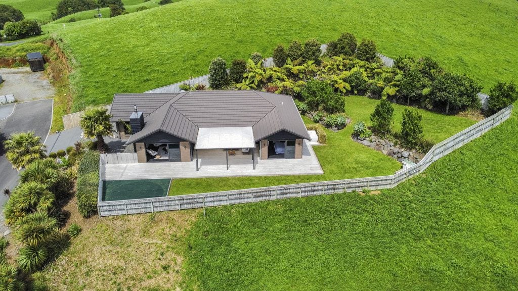 3C Honeyfield Drive, Whalers Gate, New Plymouth - Carousel 24