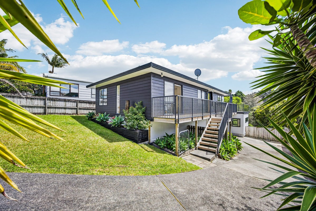 38 Elliston Crescent, Stanmore Bay, Whangaparaoa - Carousel 2