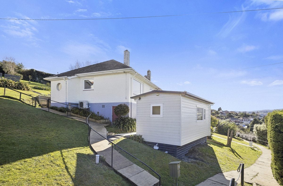 15 Prospect Bank, Wakari, Dunedin - Carousel 1