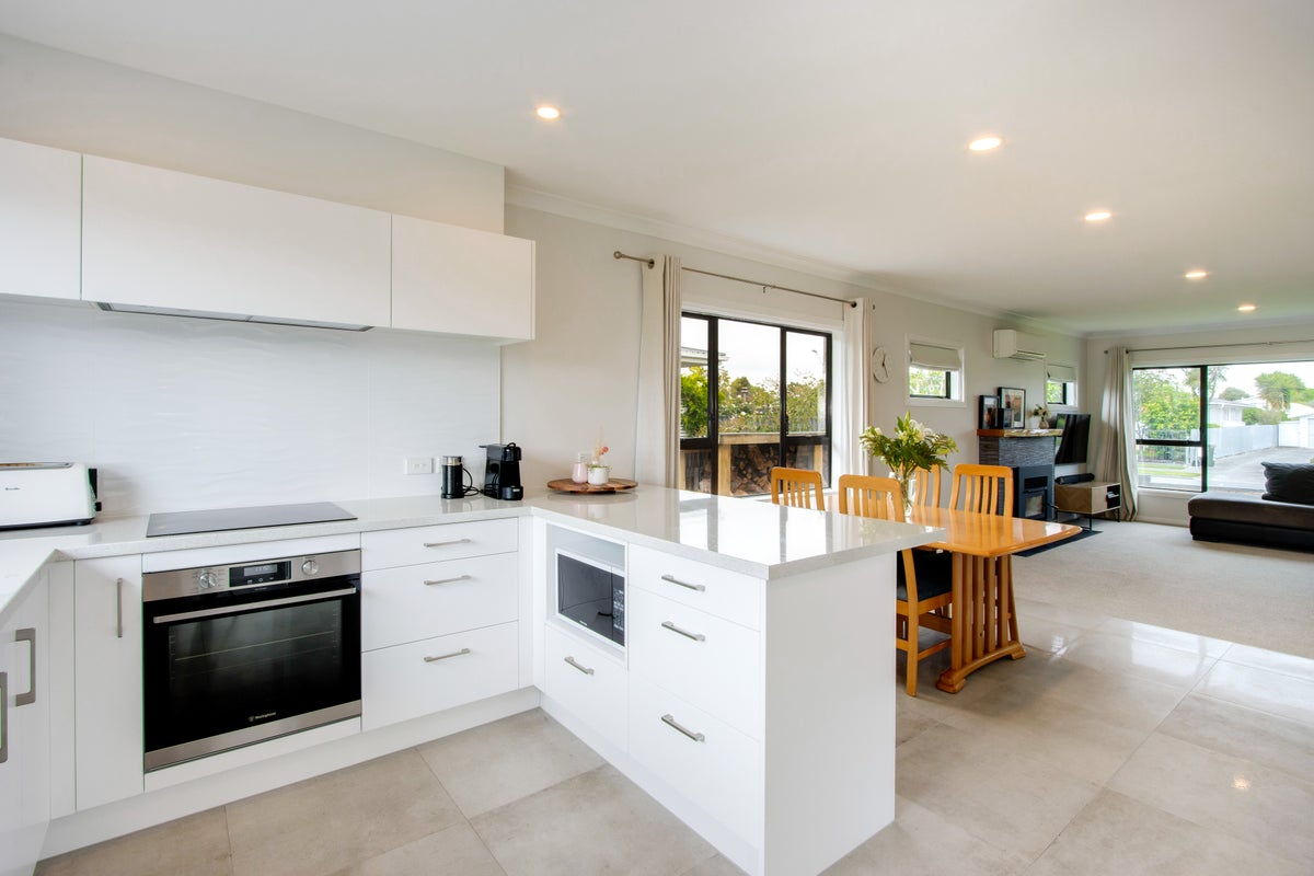 19 Magdalen Crescent, Pirimai, Napier - Carousel 2