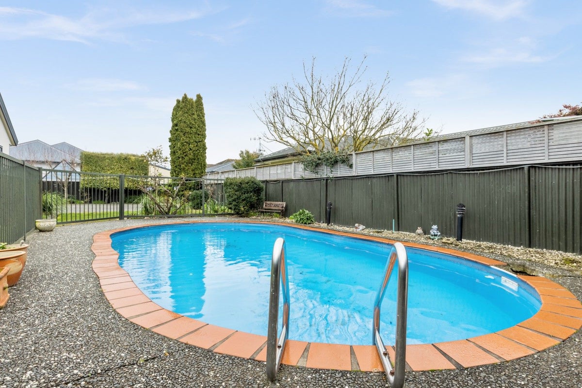 3 Amanda Place, Mayfair, Hastings - Carousel 20