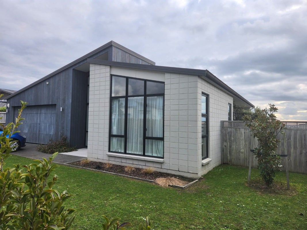 12 Mahutonga Avenue, Beachlands, Auckland - Carousel 1