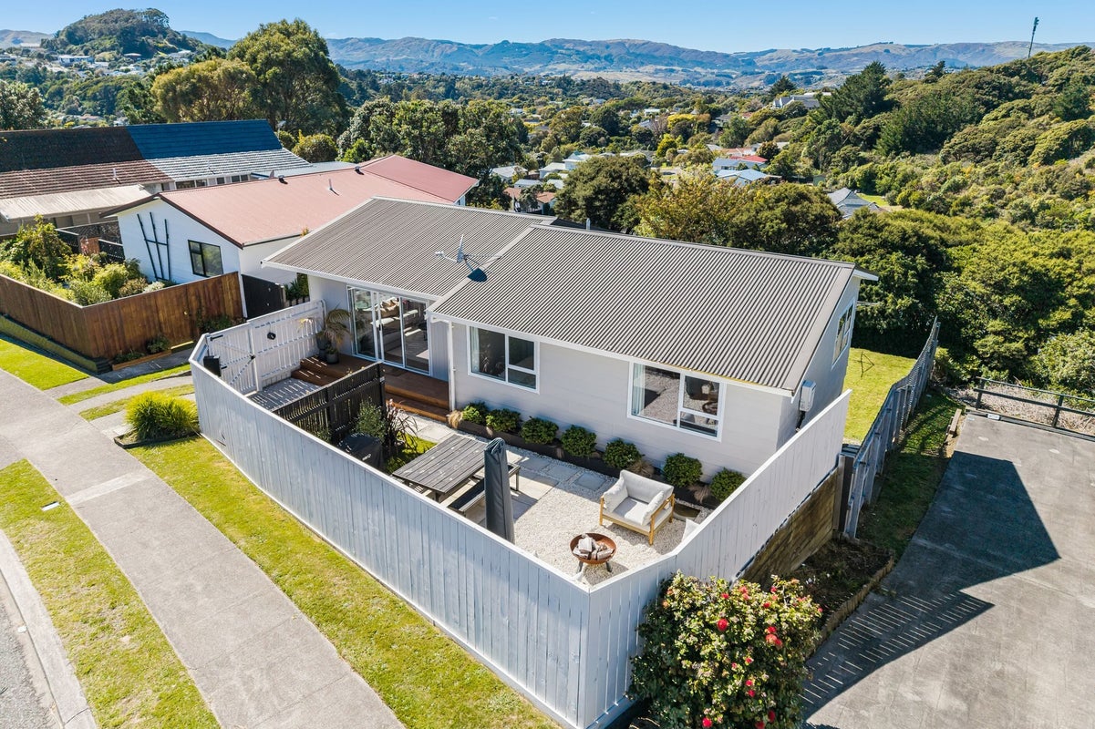 11 Parkinson Close, Whitby, Porirua - Carousel 1