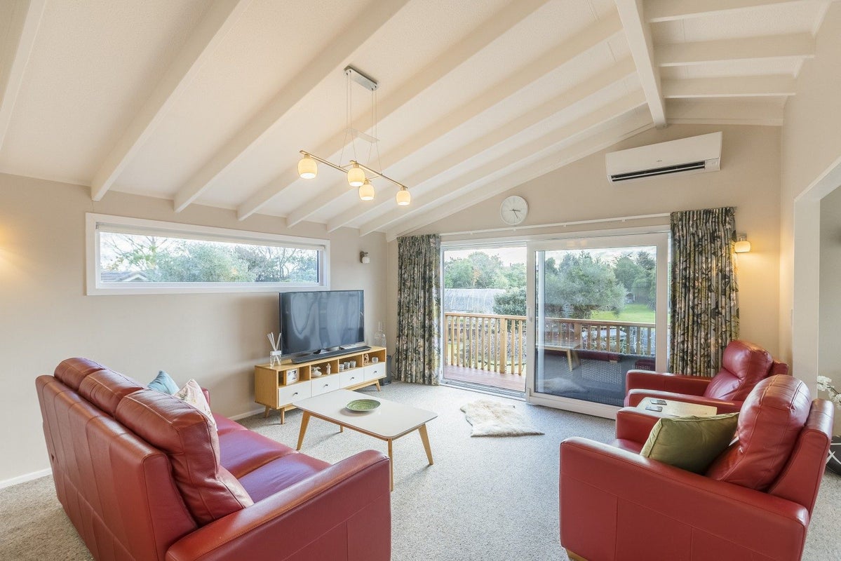 10 Sunshine Avenue, Paraparaumu - Carousel 2