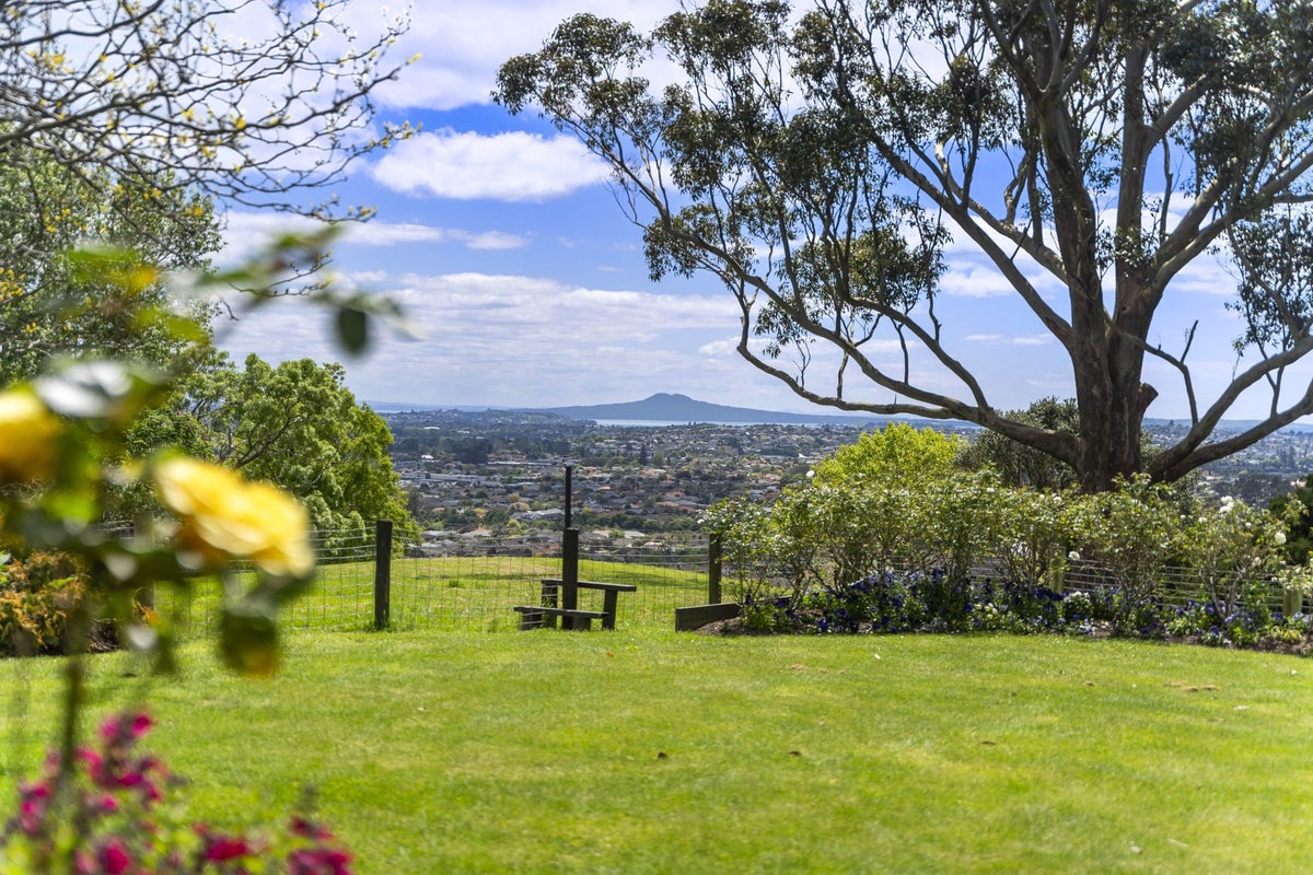 130 Point View Drive, East Tamaki Heights, Auckland - Carousel 1
