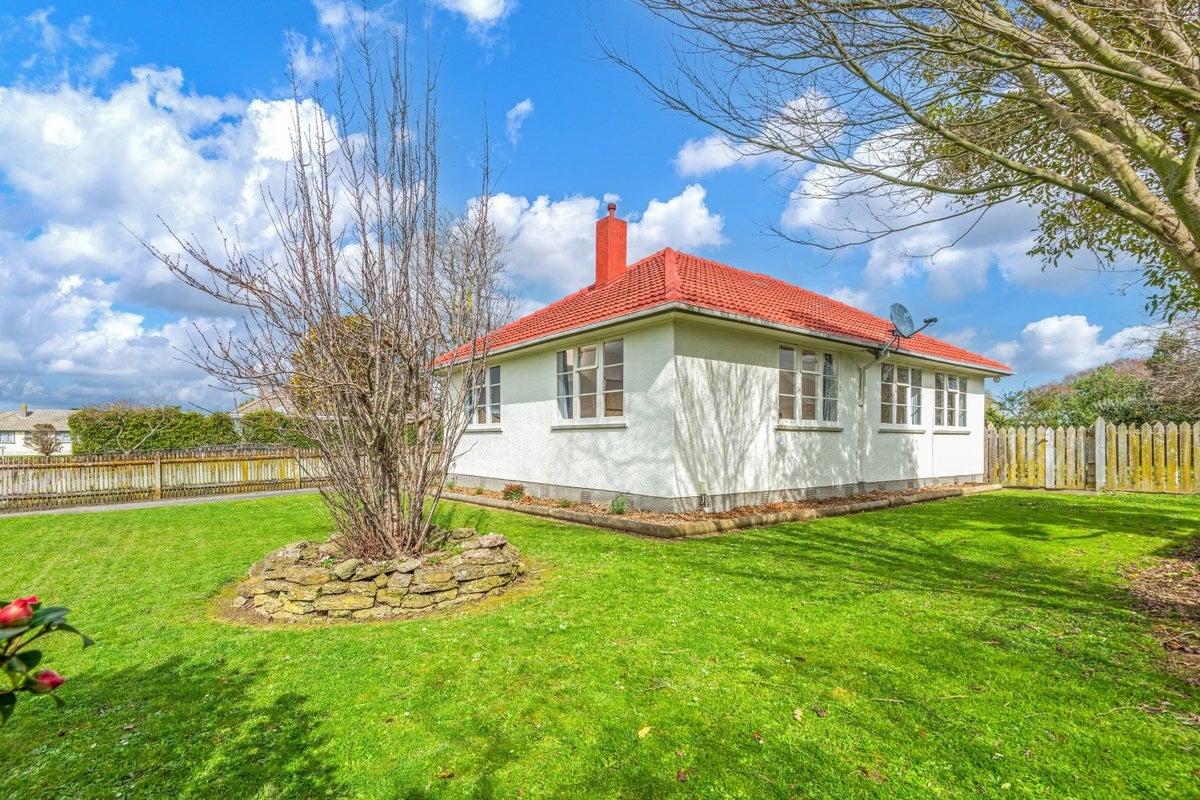 4 Forth Terrace, Roslyn, Palmerston North - Carousel 1