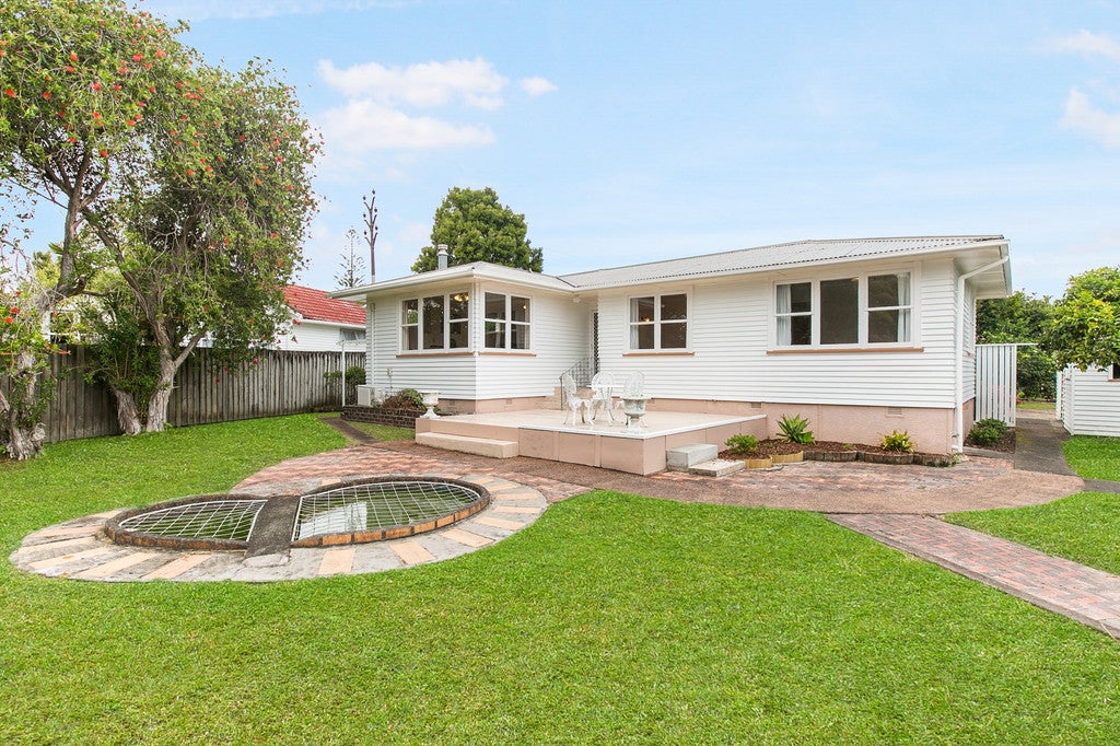 6 Sunray Avenue, Titirangi, Auckland - Carousel 1