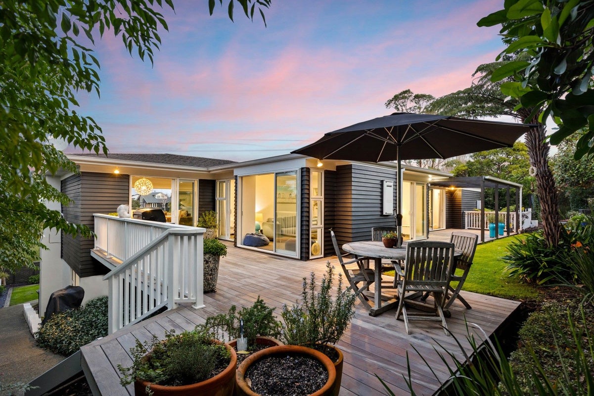 37 Eastcliffe Road, Castor Bay, Auckland - Carousel 1