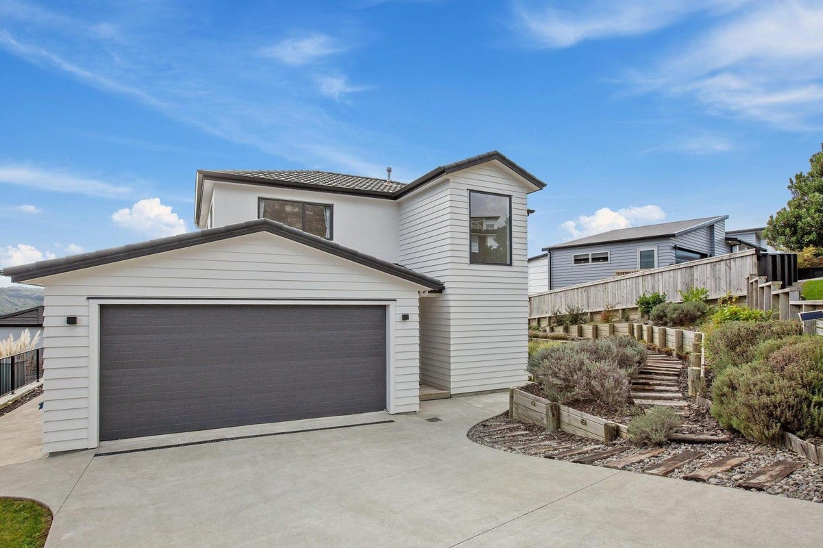 4 Madeira Close, Whitby, Porirua - Carousel 21