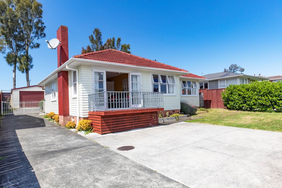 17 Tamariki Avenue, Kelston, Auckland - Carousel 1