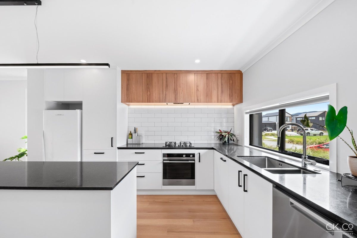 7 Mawai Hakona Drive, Wallaceville, Upper Hutt - Carousel 2