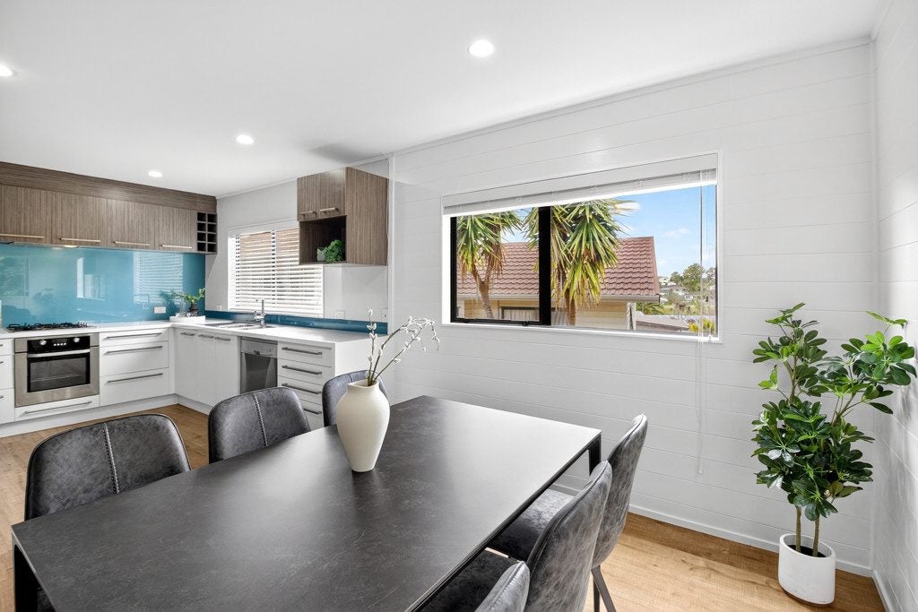 11 Longview Rise, Massey, Auckland - Carousel 2