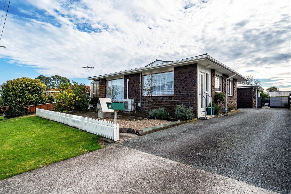5 Union Road, Hillsborough, New Plymouth - Carousel 1