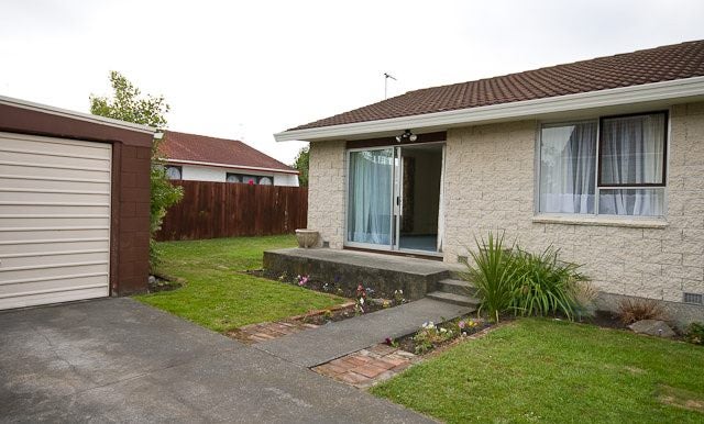 2/42 Chipping Lane, Redwood, Christchurch - Carousel 1