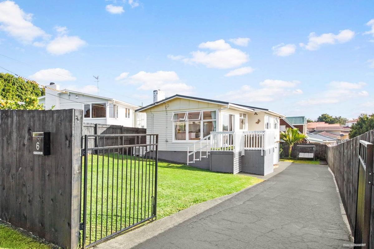 6 Beverly Place, New Lynn, Auckland - Carousel 1