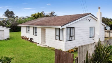 114 Park Avenue, Waitarere Beach, Levin - Carousel 1