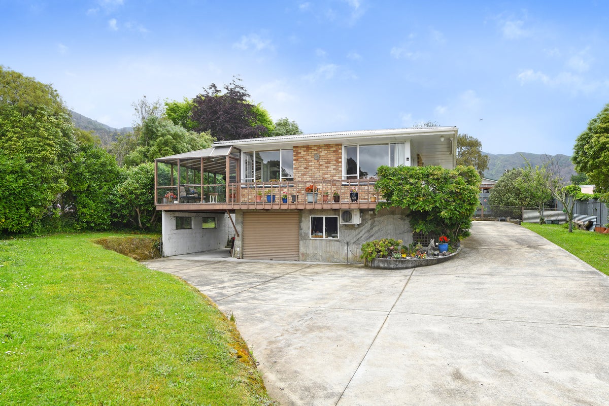 26 Kairimu Street, Stokes Valley, Lower Hutt - Carousel 21