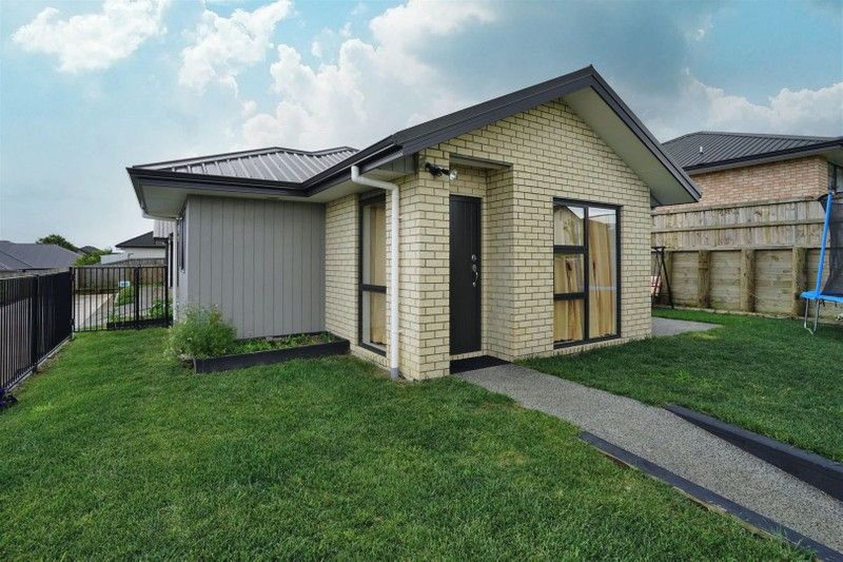 66 Sylvester Crescent, Flagstaff, Hamilton - Carousel 1