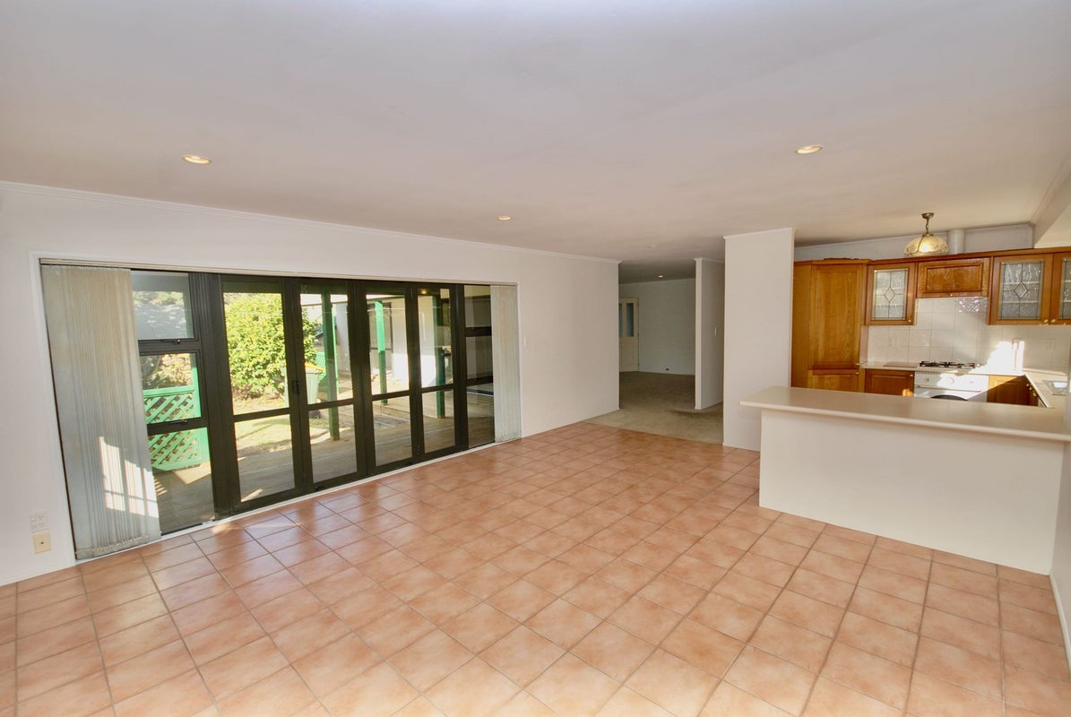 47 Unsworth Drive, Unsworth Heights, Auckland - Carousel 2