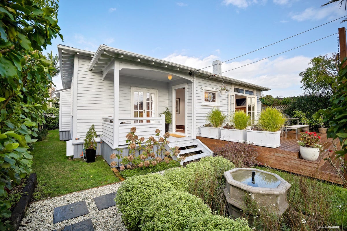 22 Kingsway Avenue, Sandringham, Auckland - Carousel 1