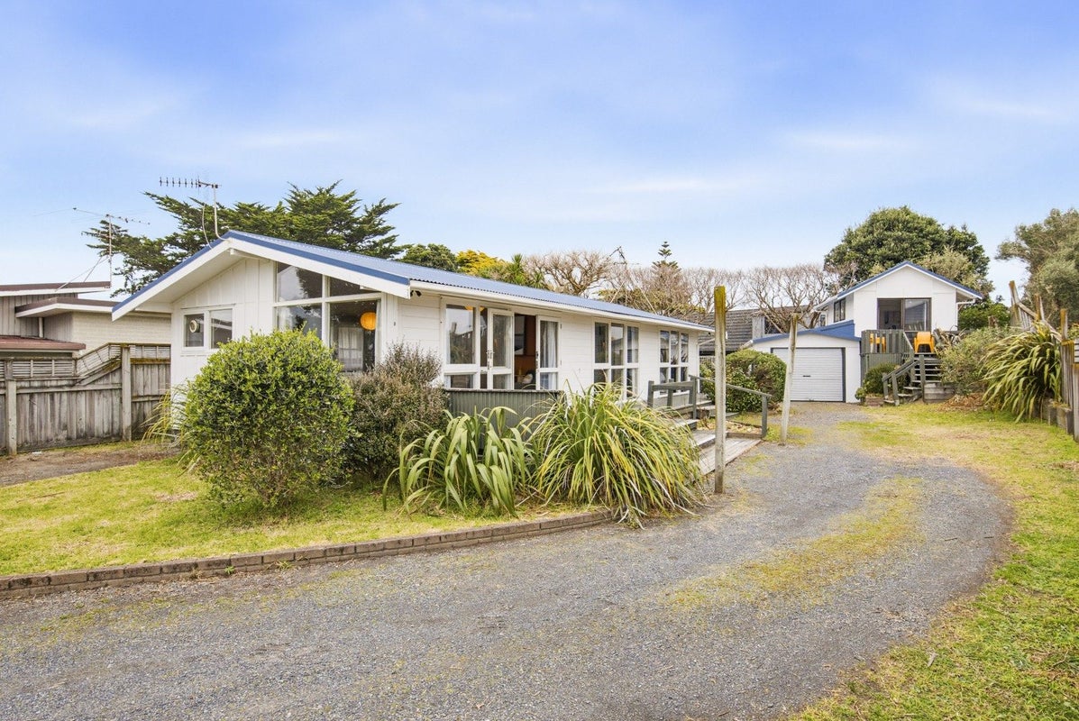 10 Bahama Crescent, Paraparaumu Beach, Paraparaumu - Carousel 1