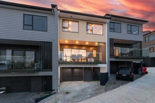 2B Kororo Street, Northcote, Auckland - Carousel 1