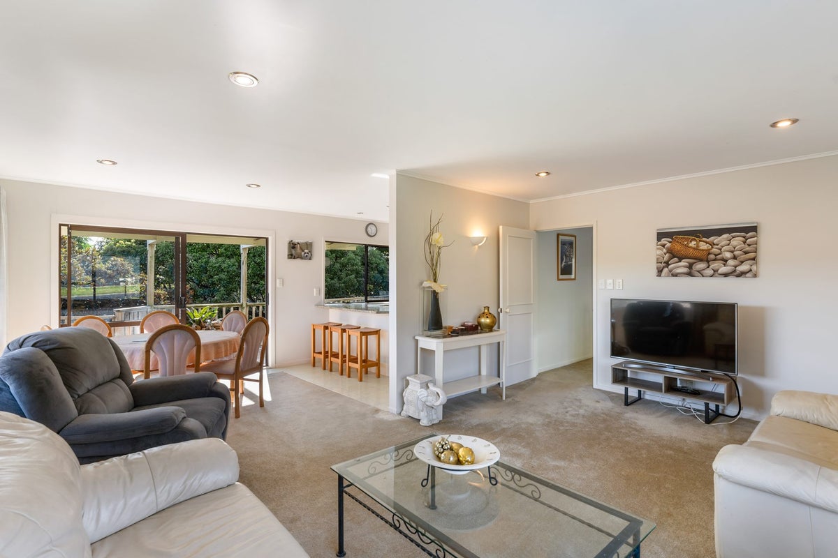 48 Castleton Drive, Howick, Auckland - Carousel 2