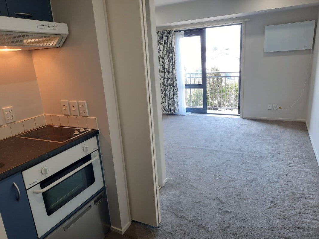 3J/10 Crown Lynn Place, New Lynn, Auckland - Carousel 1