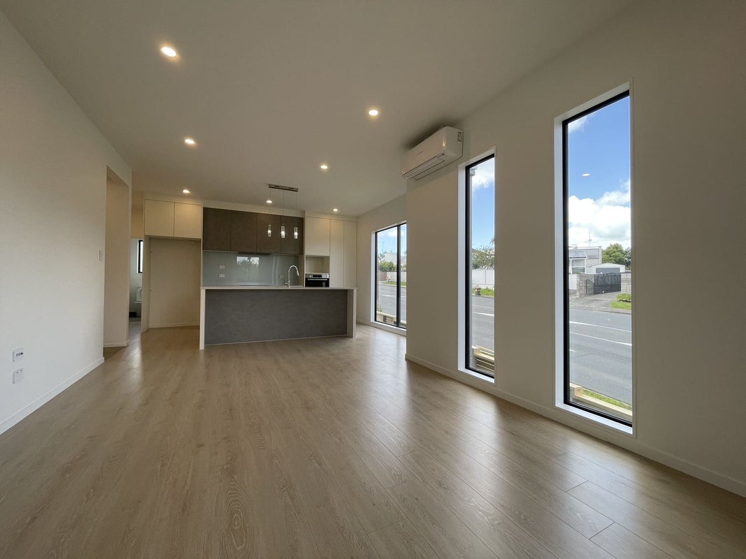1/11 Oteha Valley Road, Northcross, Auckland - Carousel 1