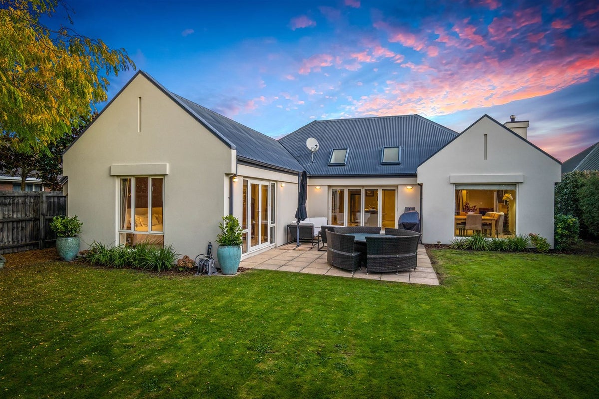 3 Lytham Green, Shirley, Christchurch - Carousel 1