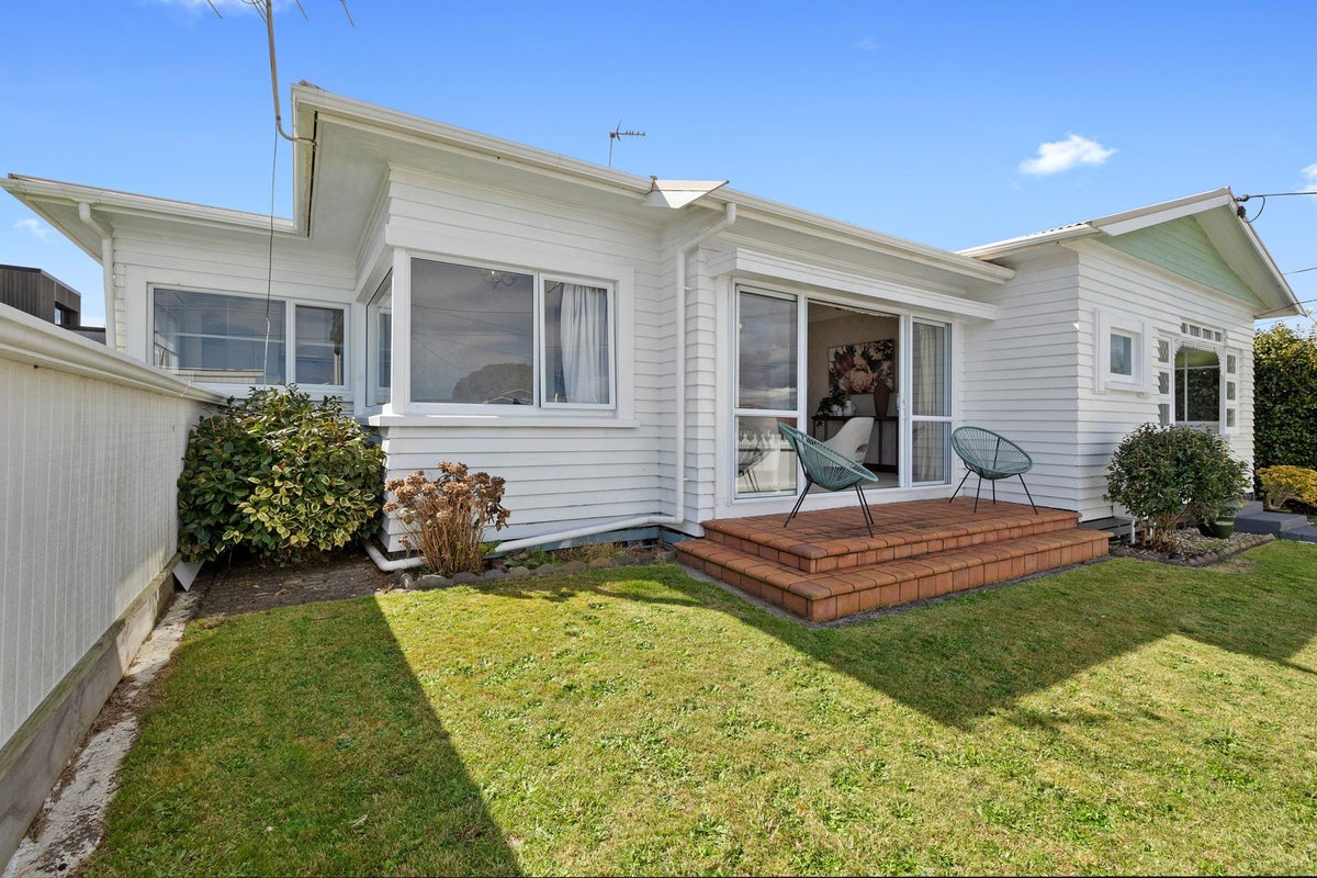 33 Beach Street, Fitzroy, New Plymouth - Carousel 1