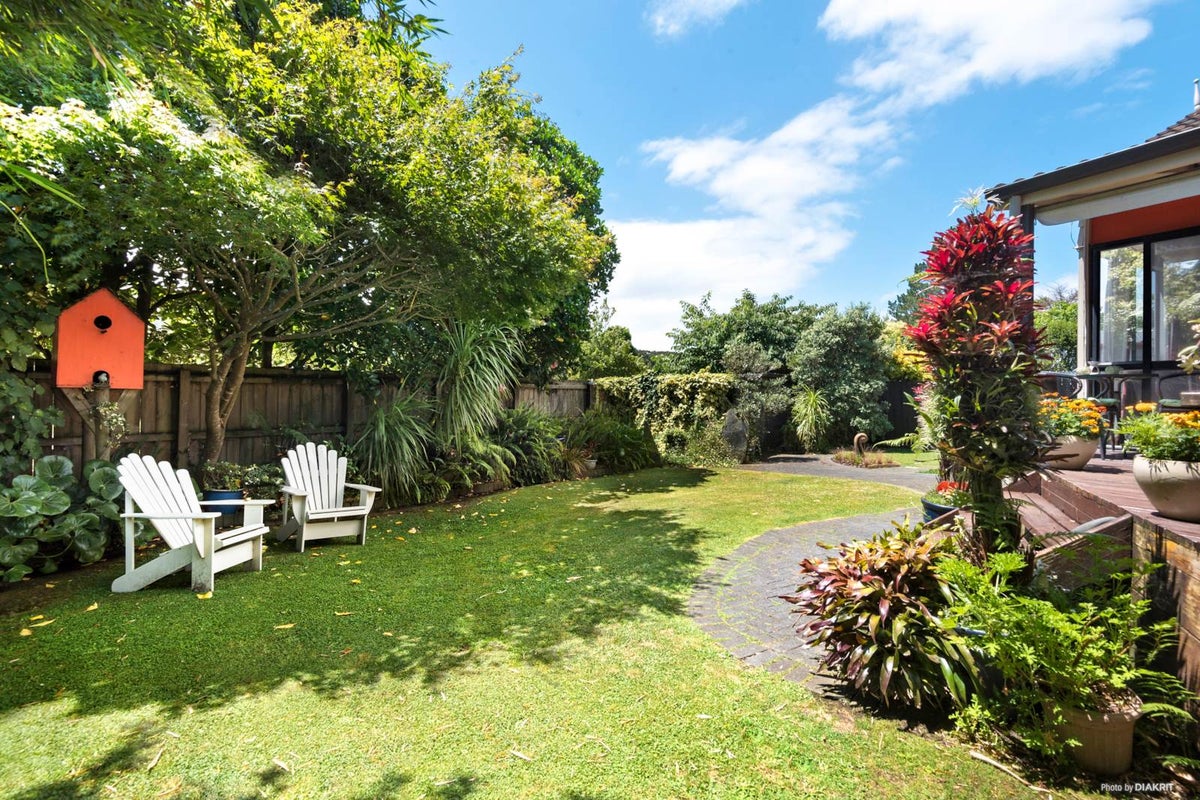 30 Redlands Grove, Swanson, Auckland - Carousel 1