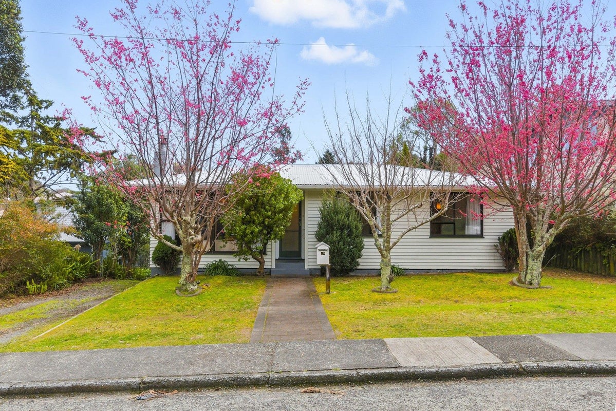 15 Leinster Avenue, Raumati South, Paraparaumu - Carousel 1