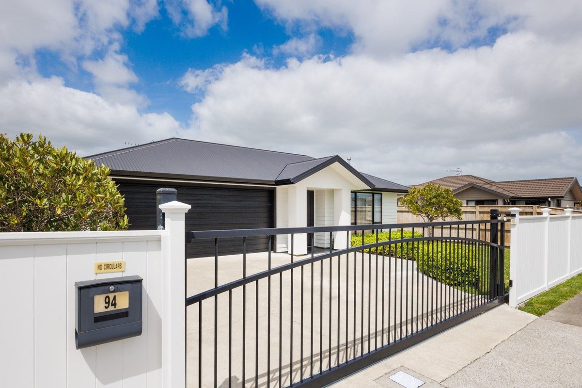 94 Rosalie Terrace, Kelvin Grove, Palmerston North - Carousel 1