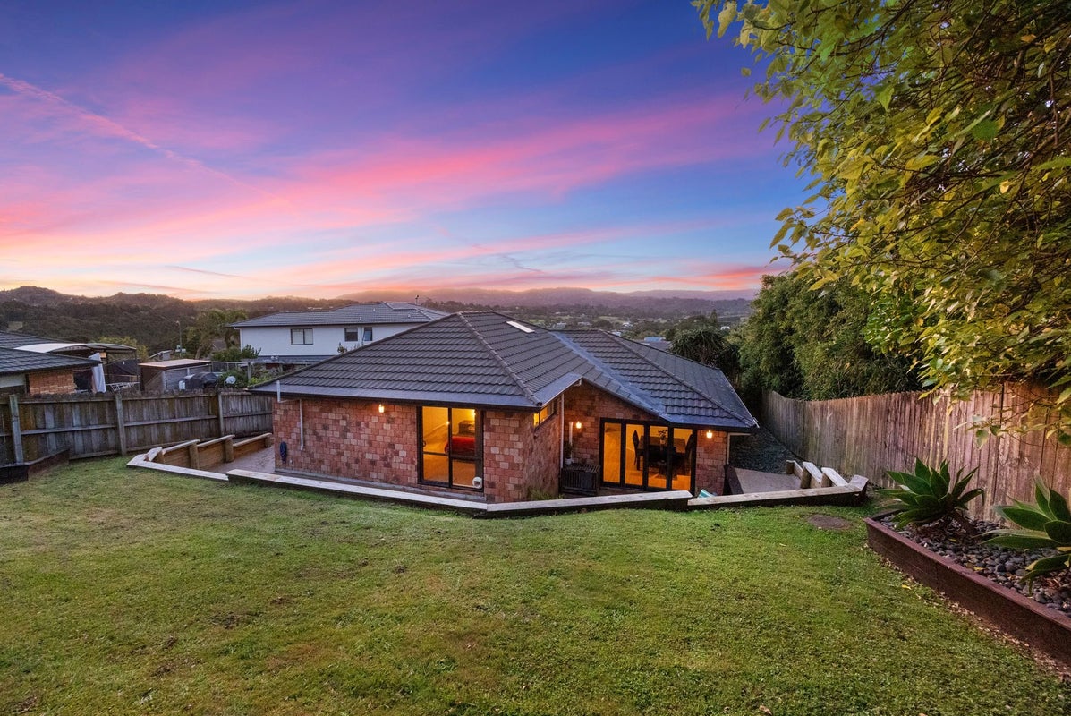 7 Oratia Drive, Glen Eden, Auckland - Carousel 1